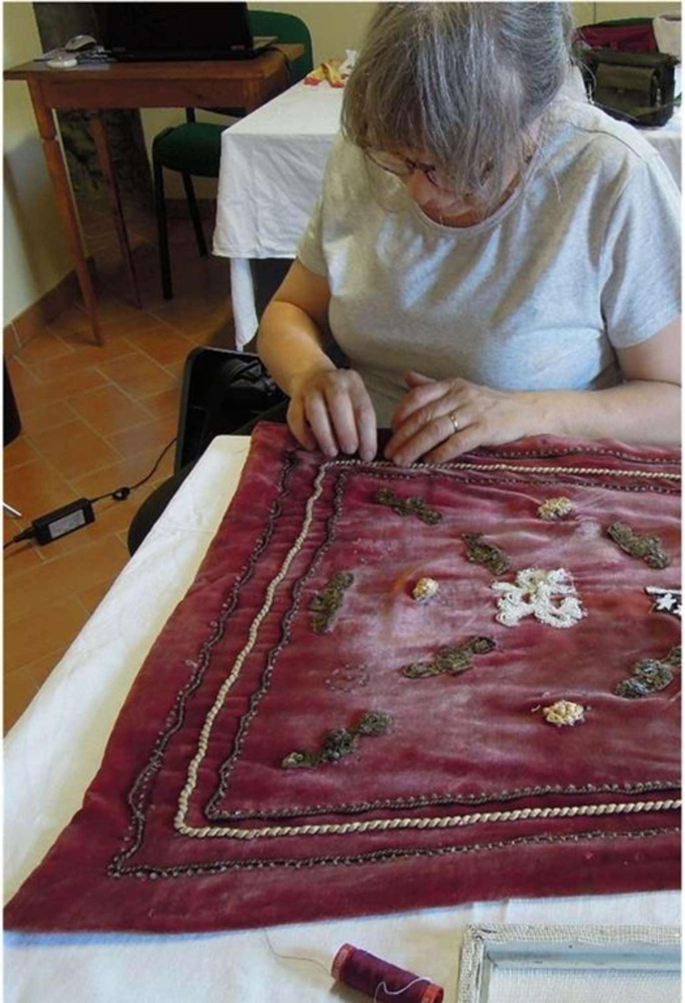 costume durante l'intervento di restauro, piccoli interventi di ripristino e consolidamento cuciture e ricami - ph.: R.T. Restauro Tessile